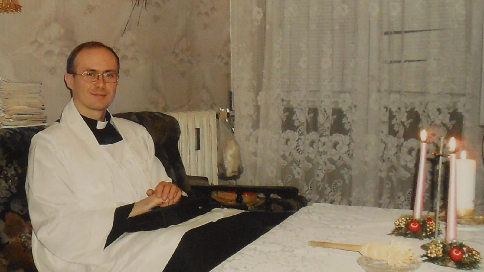 Kolęda nie jest potwierdzeniem świętości domu, ale znakiem, że Bóg nie rezygnuje z żadnych drzwi.