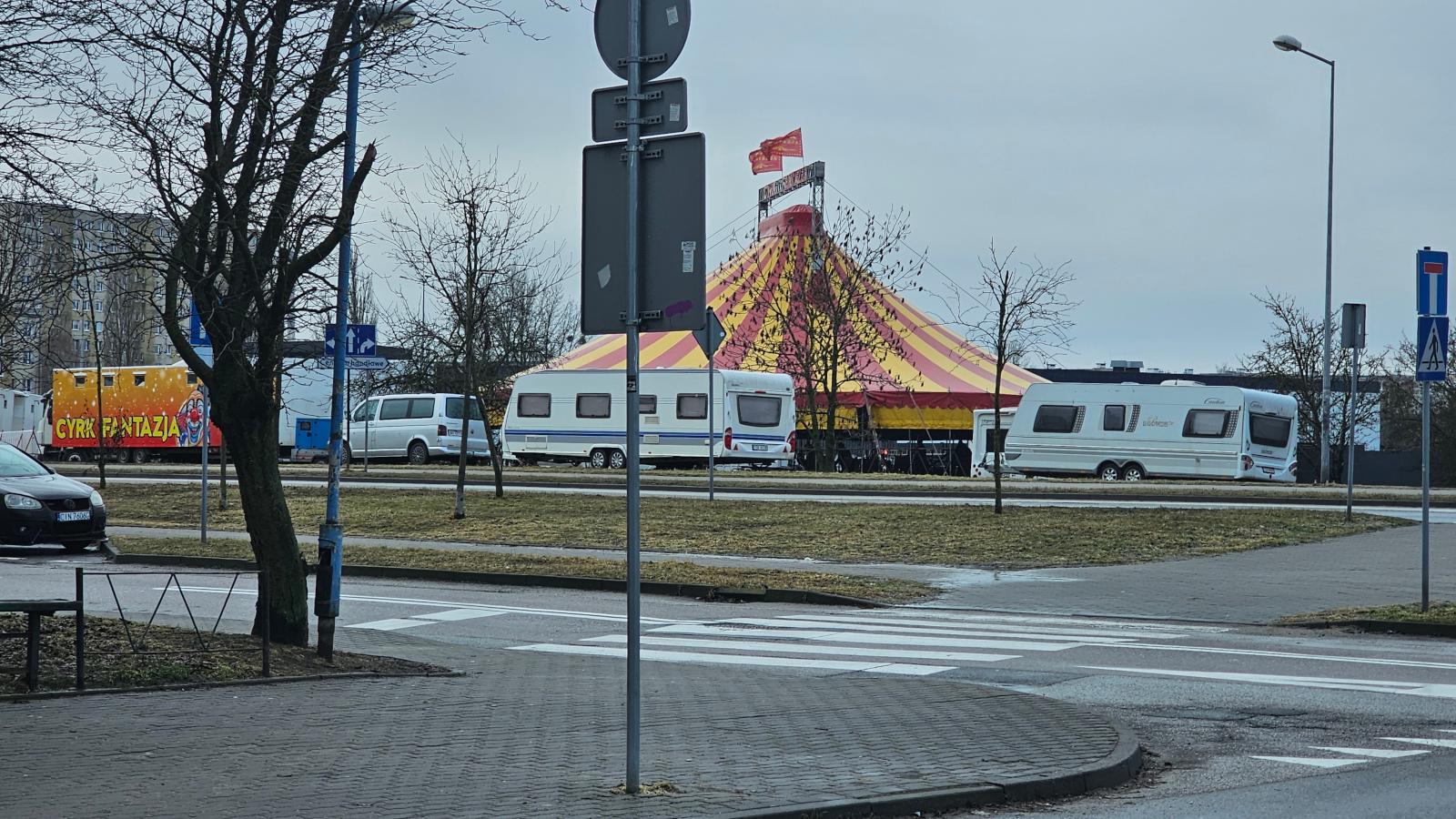 Spowszednienie i pogoń za cudownością.